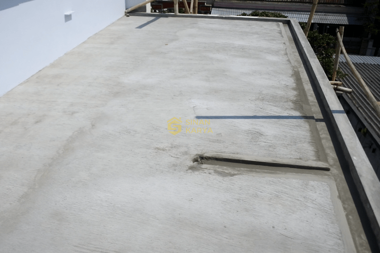 Atap dak beton yang lebih kering setelah pembuatan saluran air hujan