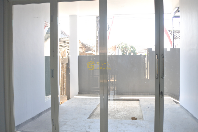 Contoh pagar belakang dengan desain terbuka
