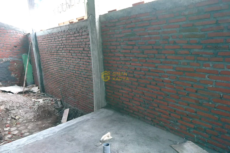 Pagar belakang tinggi dengan elemen dekoratif yang menjaga privasi sambil memungkinkan cahaya alami masuk