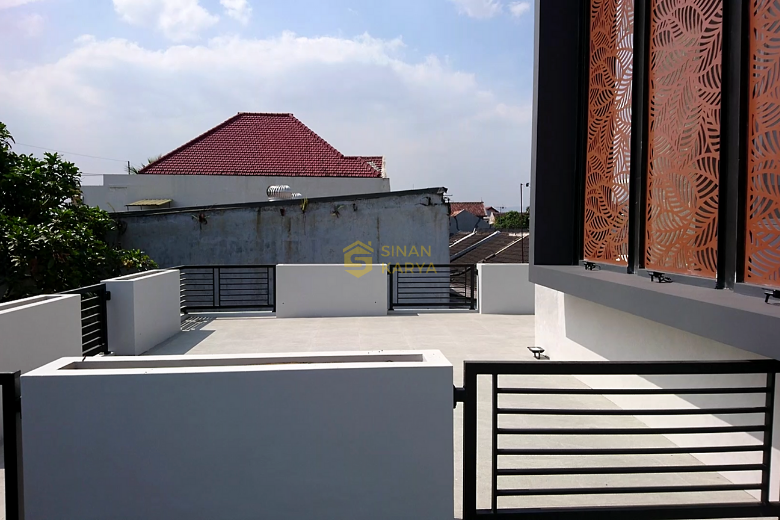 Pagar besi dengan desain elegan yang memberikan nuansa keindahan pada balkon
